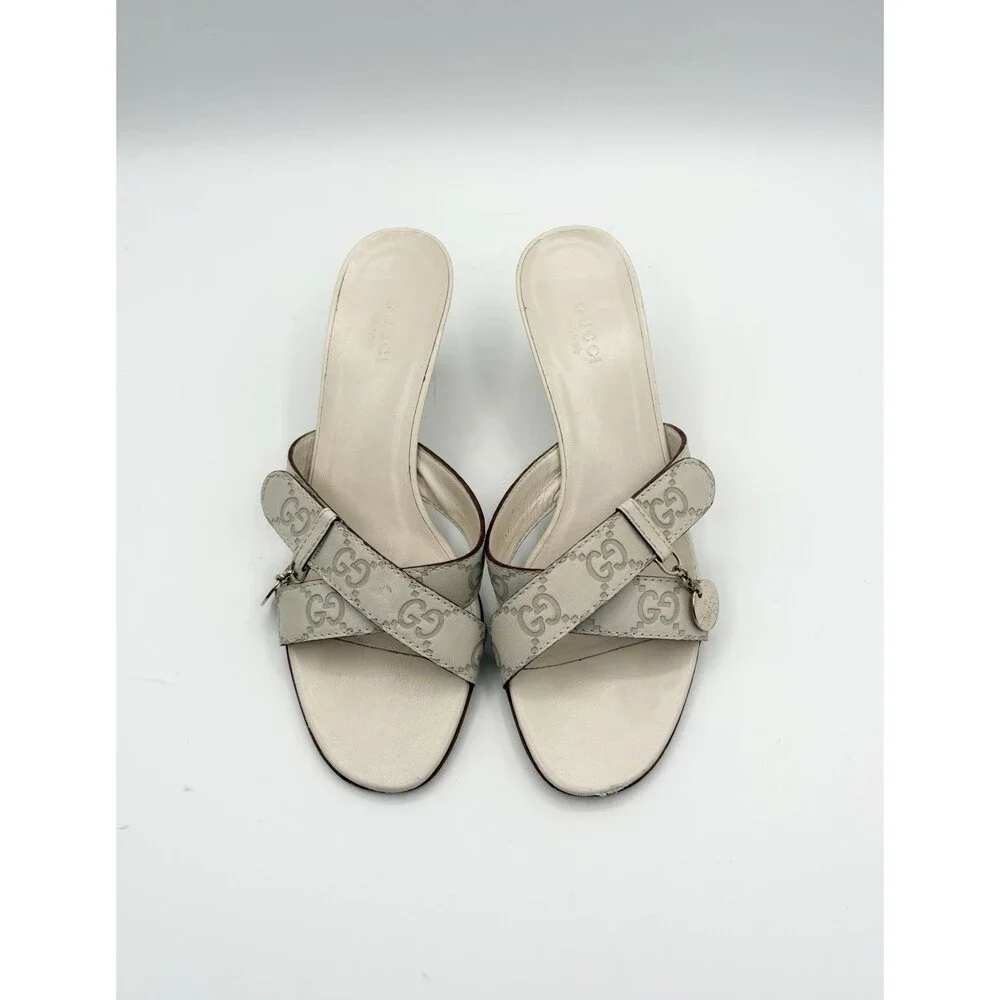 Gucci White Leather Kitten Heels Embossed GG Logo Accent & Charm Y2K Size EU 37